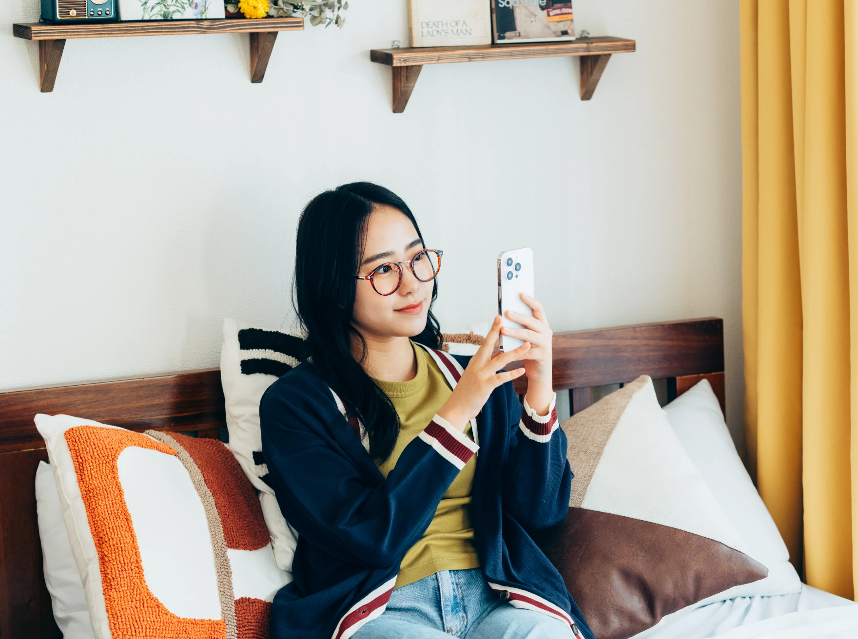 一人暮らしを満喫している若い女性の写真